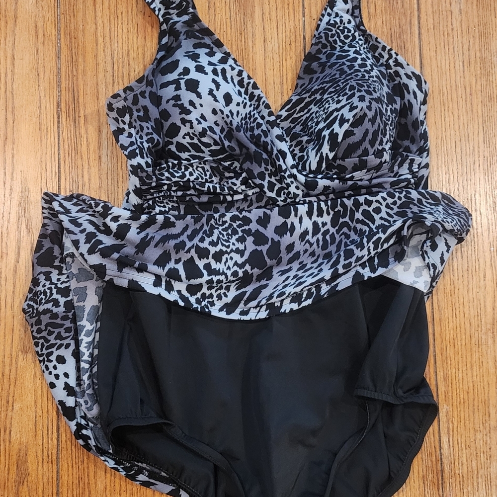 Catalina Women's Med Swim One Piece - Picture 2 of 5